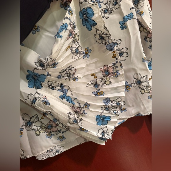 English Factory Magnolia Print Pleated Bell Sleeve Blouse Sz Sm NWT - Picture 5 of 7
